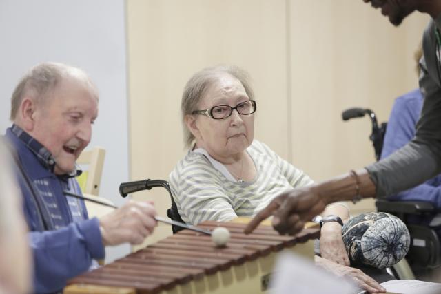 Des personnes âgées jouant des percussions
