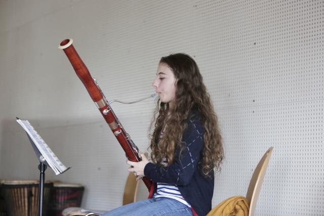 Une jeune fille jouant du basson