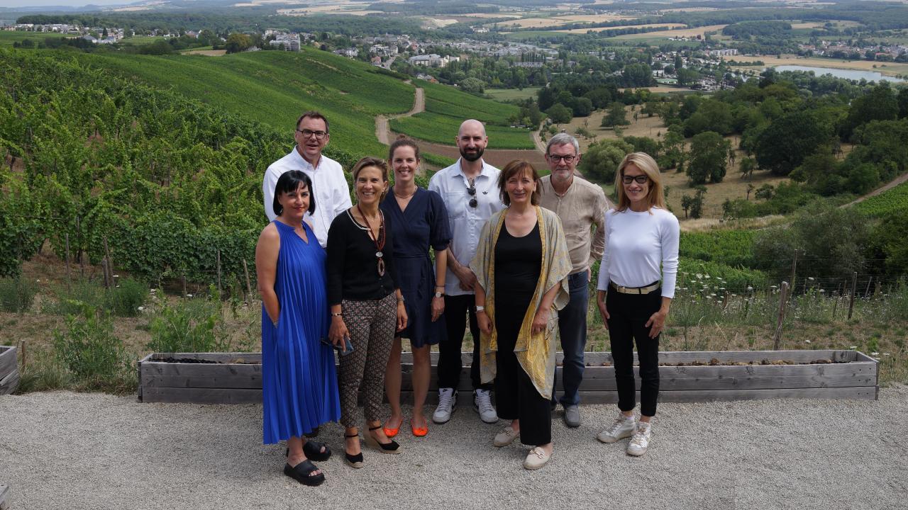 Membres du conseil d'administration posant face à la caméra.