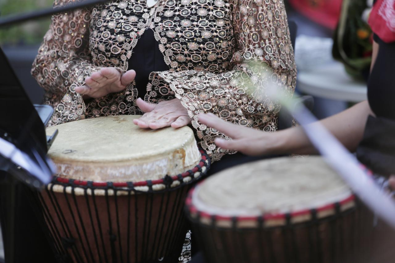 Des personnes jouant du djembé ensemble