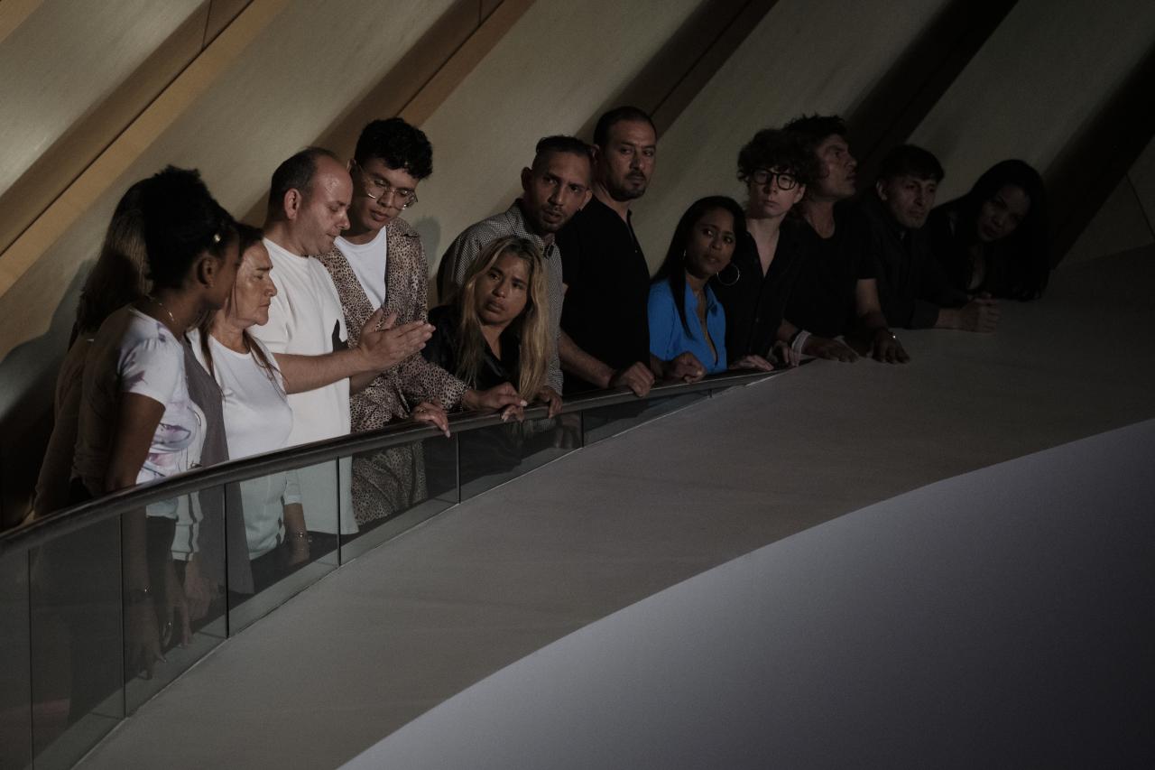 Des personnes accoudées au-dessus d'une balustrade