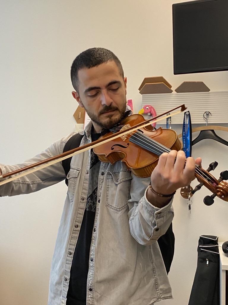 Un homme jouant du violon