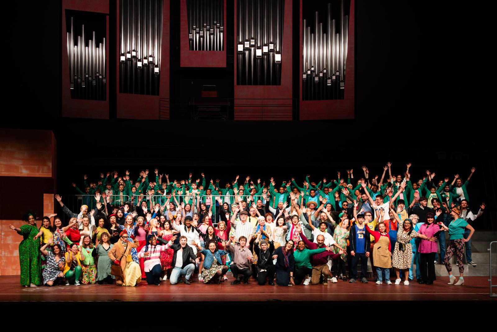 Photo de groupe de tous les participants et artistes de pOpera
