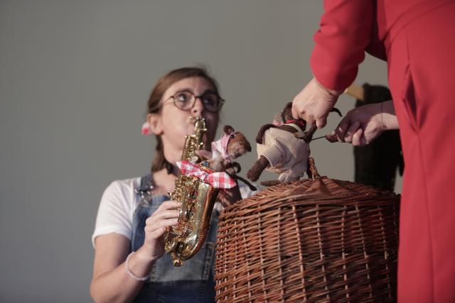 Nadine Kauffmann et Annick Sinner performant D'Maus Kätti