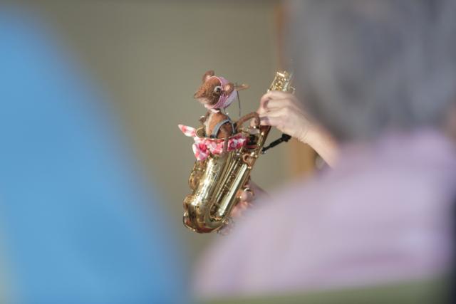 Marionnette d'une petite souris dans un saxophone pour le projet D'Maus Kätti