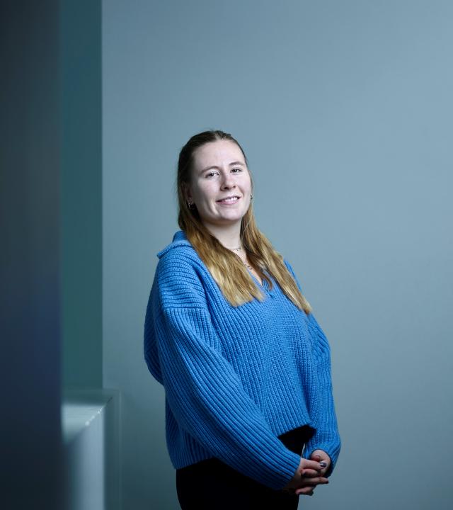 Une femme blonde posant pour la photographie