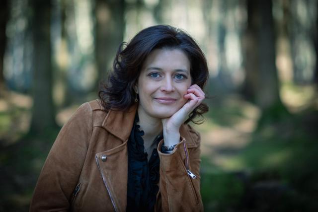 Eine lächelnde Frau von vorne