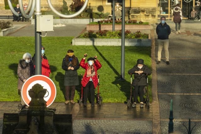 Des personnes dans un parc applaudissant