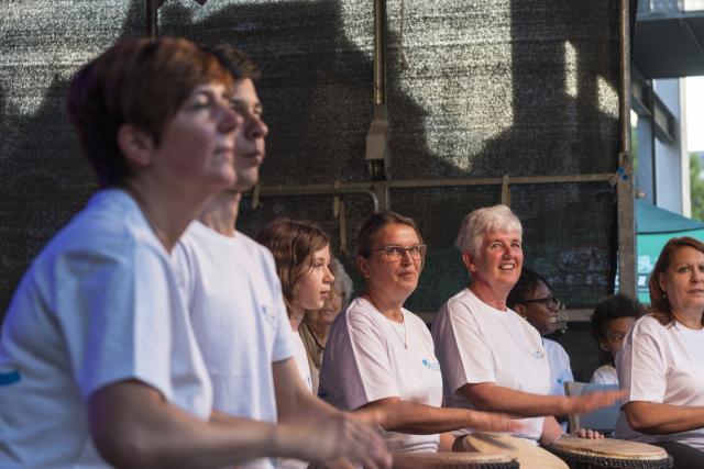 Des personnes jouant du djembé ensemble