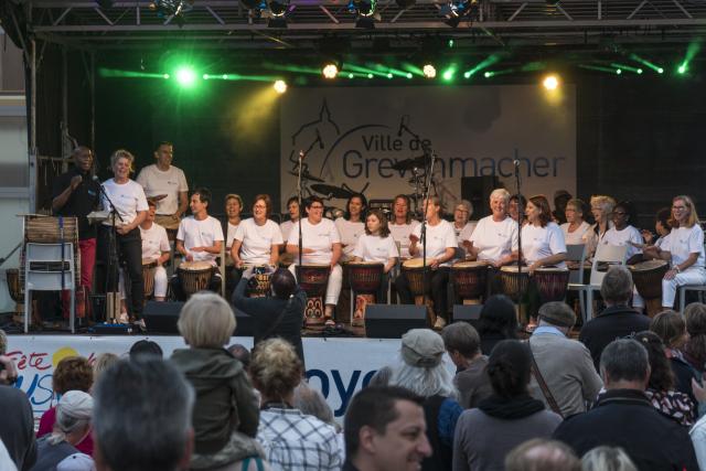 Des personnes jouant du djembé ensemble sur scène