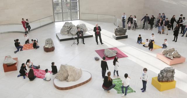 Des personnes dans une salle de musée