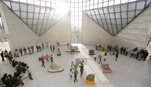 Des personnes dans une salle de musée