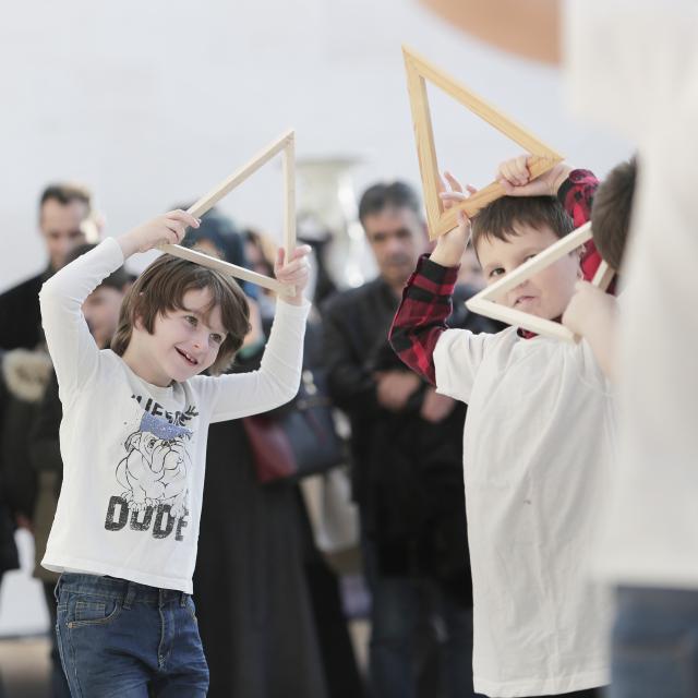 Des enfants jouant avec des triangles en bois