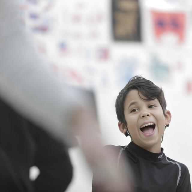 Un garçon avec un appareil auditif souriant