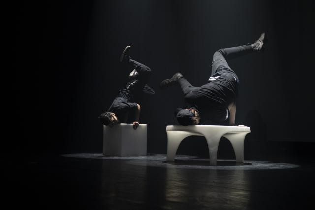 Deux jeunes faisant du breakdance sur scène