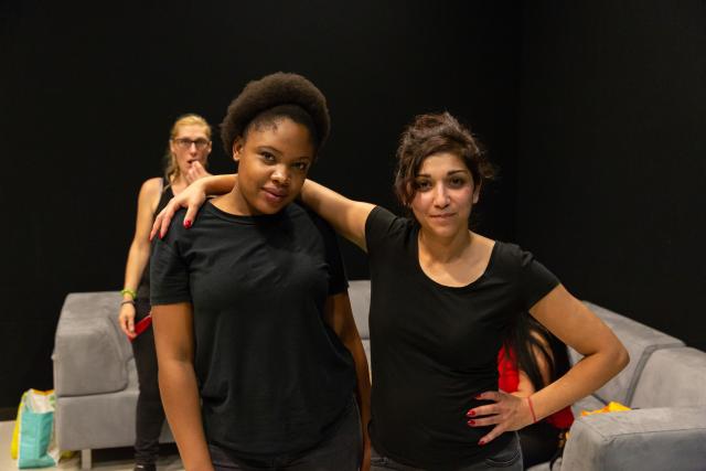 Deux femmes posant pour la photo