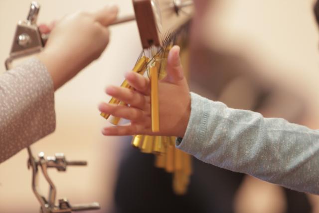 Des enfants jouant avec des instruments de musique