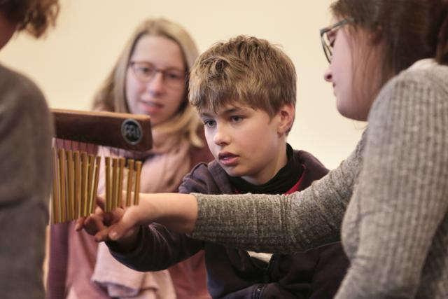 Des personnes jouant avec un instrument de musique