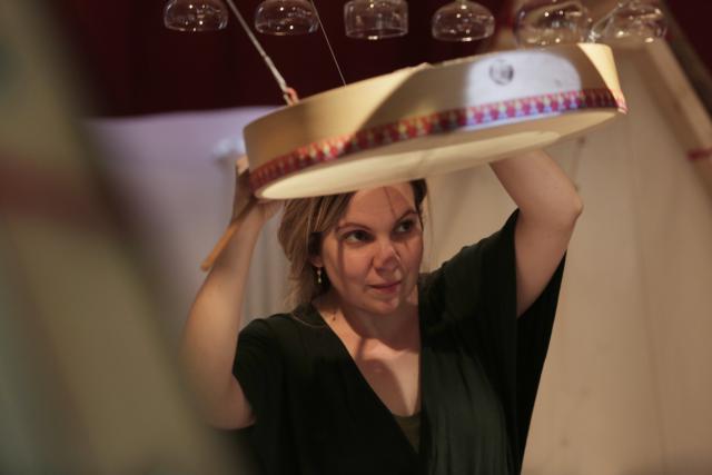 Une femme touchant l'installation musicale