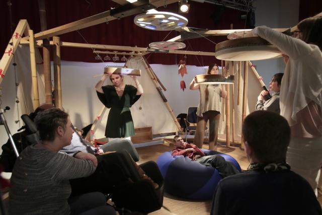 Un groupe de personnes sous l'installation musicale