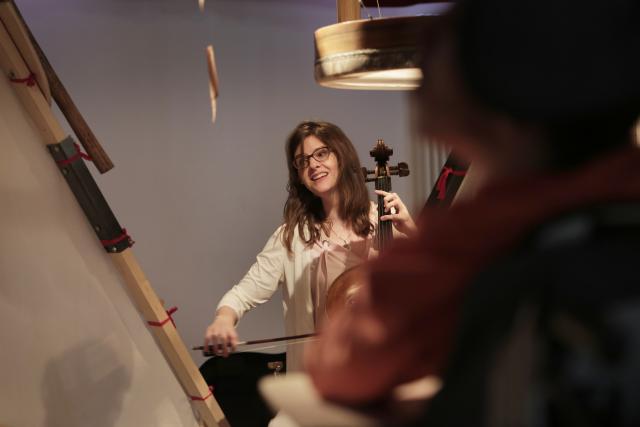 Une femme jouant du violoncelle