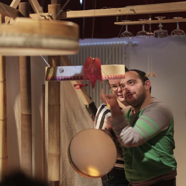 Des personnes jouant avec l'installation musicale