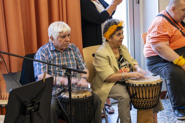 Des personnes âgées jouant des percussions