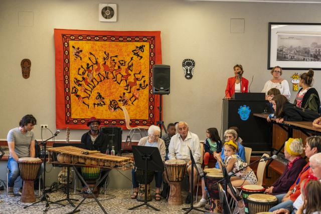 Des personnes âgées et des enfants jouant des percussions ensemble