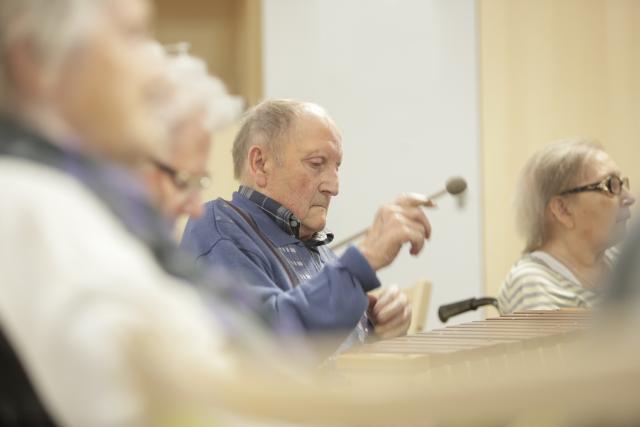 Des personnes âgées jouant des percussions