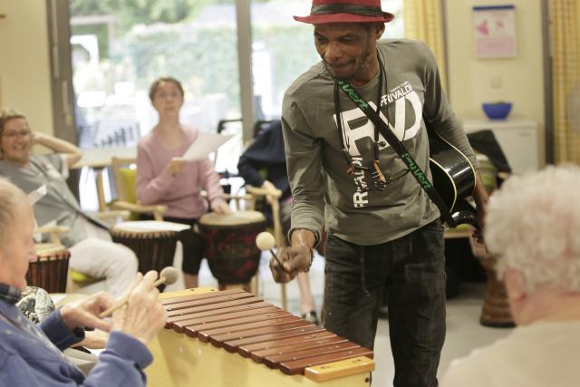 Des personnes âgées jouant des percussions