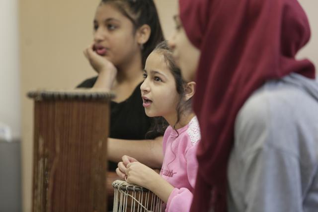 Des enfants avec des instruments de percussion