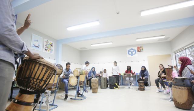Un groupe d'enfants jouant du djembé ensemble