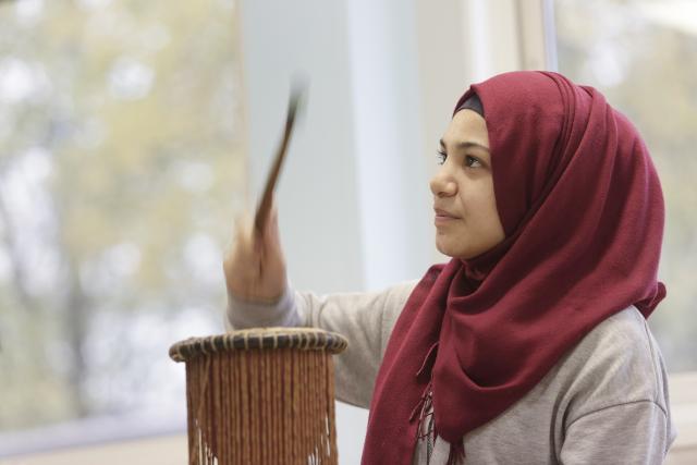 Une jeune fille jouant d'un instrument de percussion