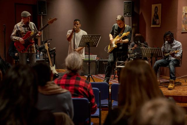Des musiciens sur scène devant un public