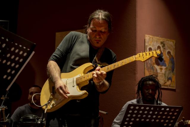 Un guitariste sur scène