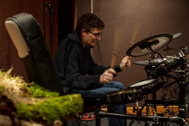 Un batteur sur scène