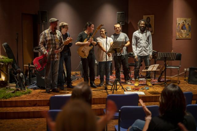 Des musiciens sur scène
