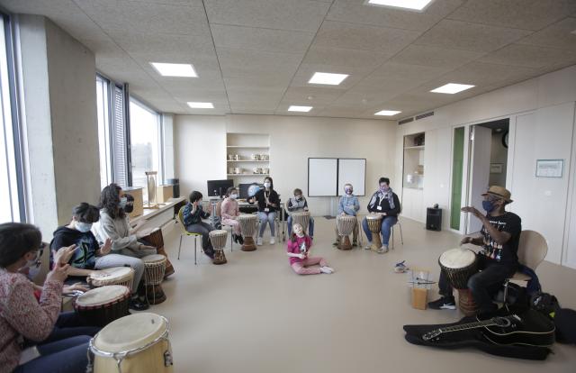 Un groupe d'enfants jouant du djembé