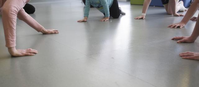 Des enfants à quatre pattes