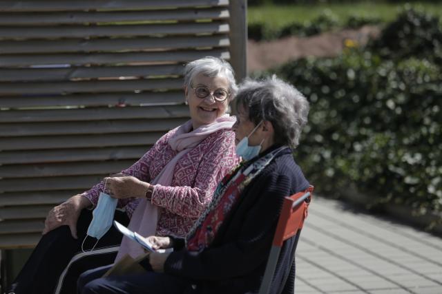 Deux femmes âgées assises et souriant