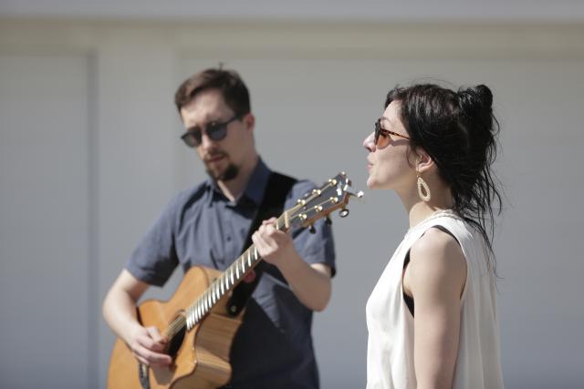 Un guitariste et une chanteuse