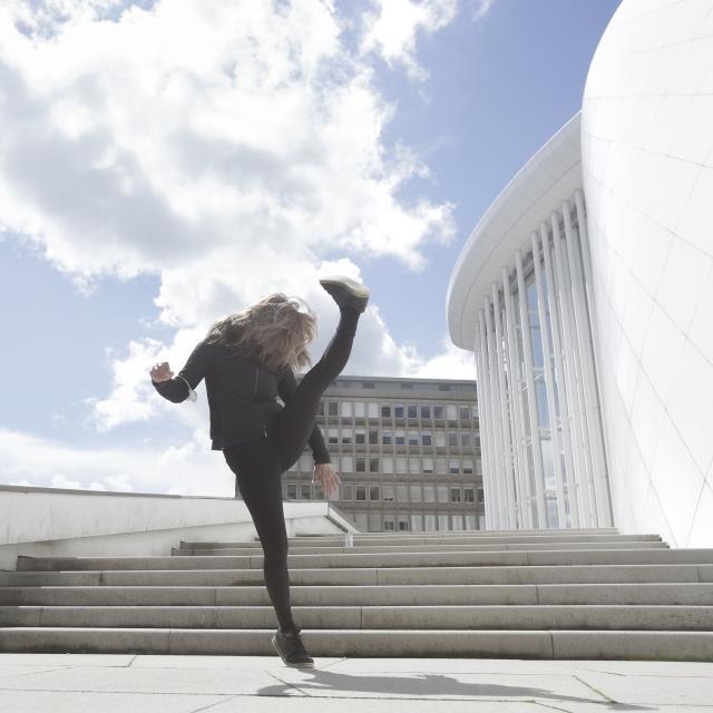 Une danseuse levant haut sa jambe