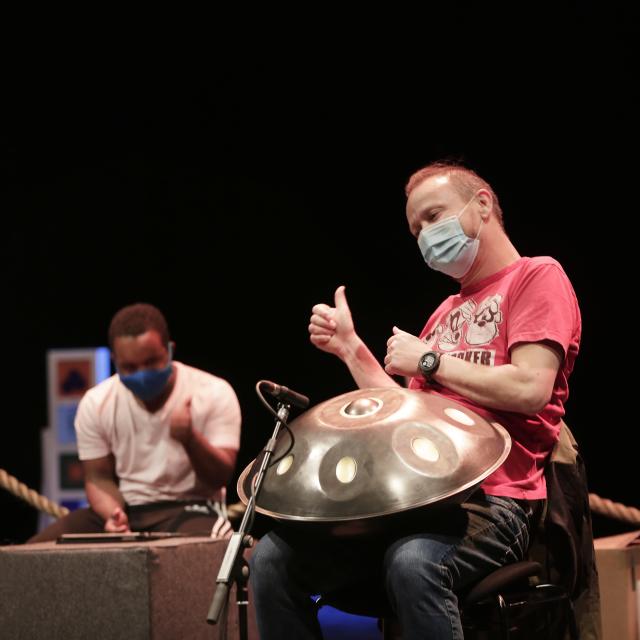 Un homme jouant du handpan