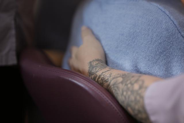 Un bras entourant les épaules d'une personne