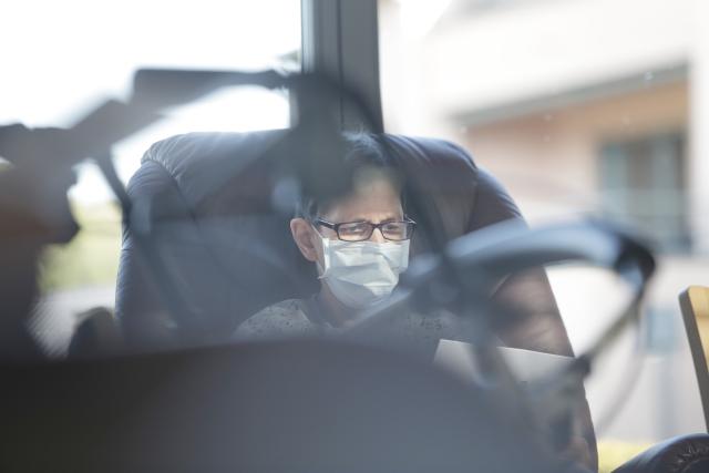 Une femme portant un masque dans un fauteuil roulant