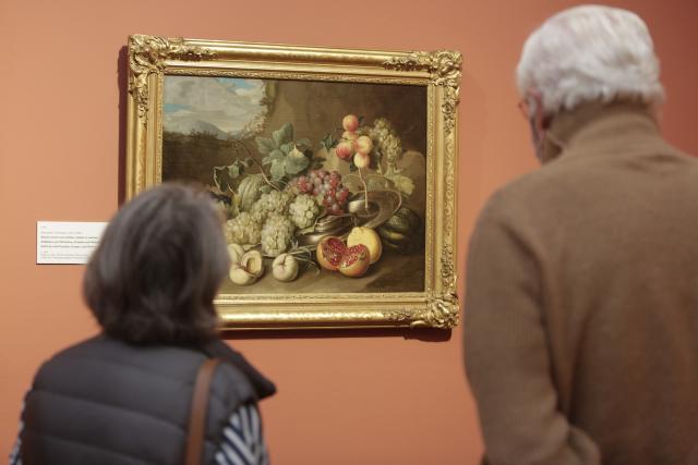 Deux personnes regardant un tableau