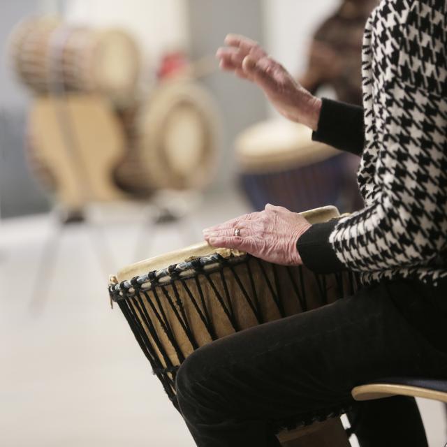 Une personne jouant du djembé