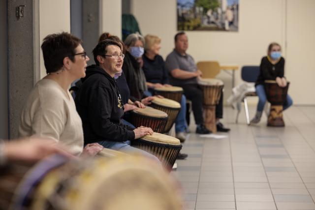 Des personnes jouant du djembé ensemble