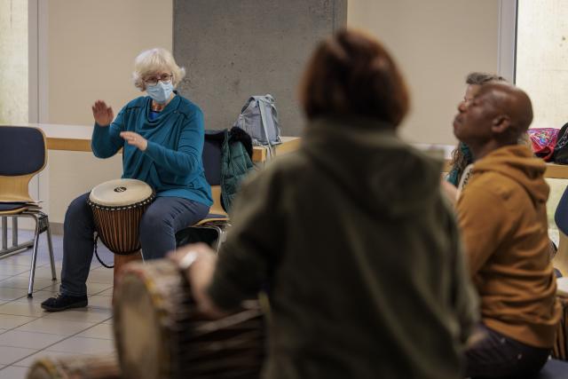 Des personnes jouant du djembé 
