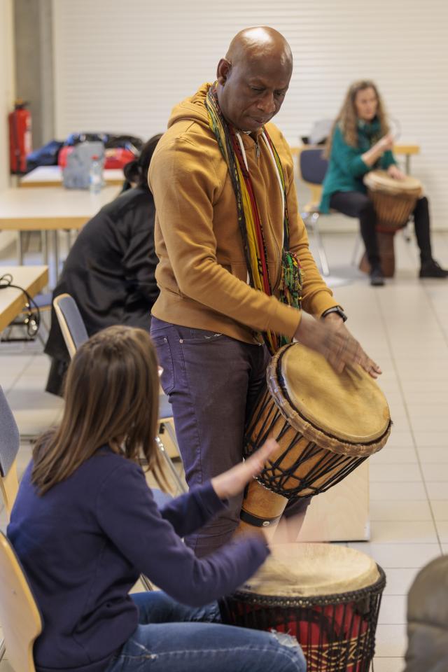 Des personnes jouant du djembé ensemble